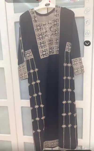 ثوب مطرز بحرير وكرستال 0