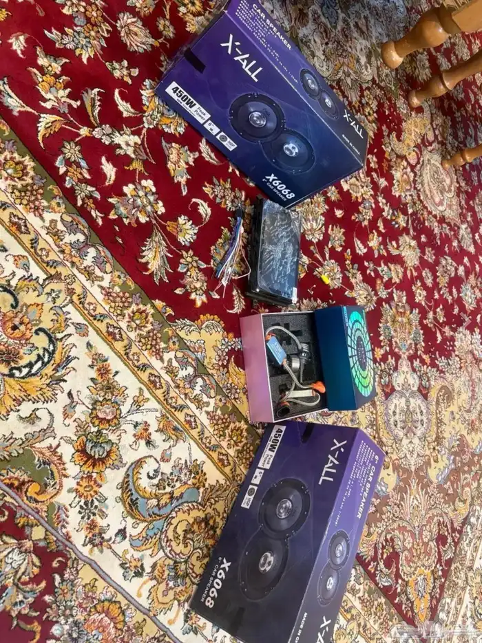 سماعات. شاشه. نور ليد 0