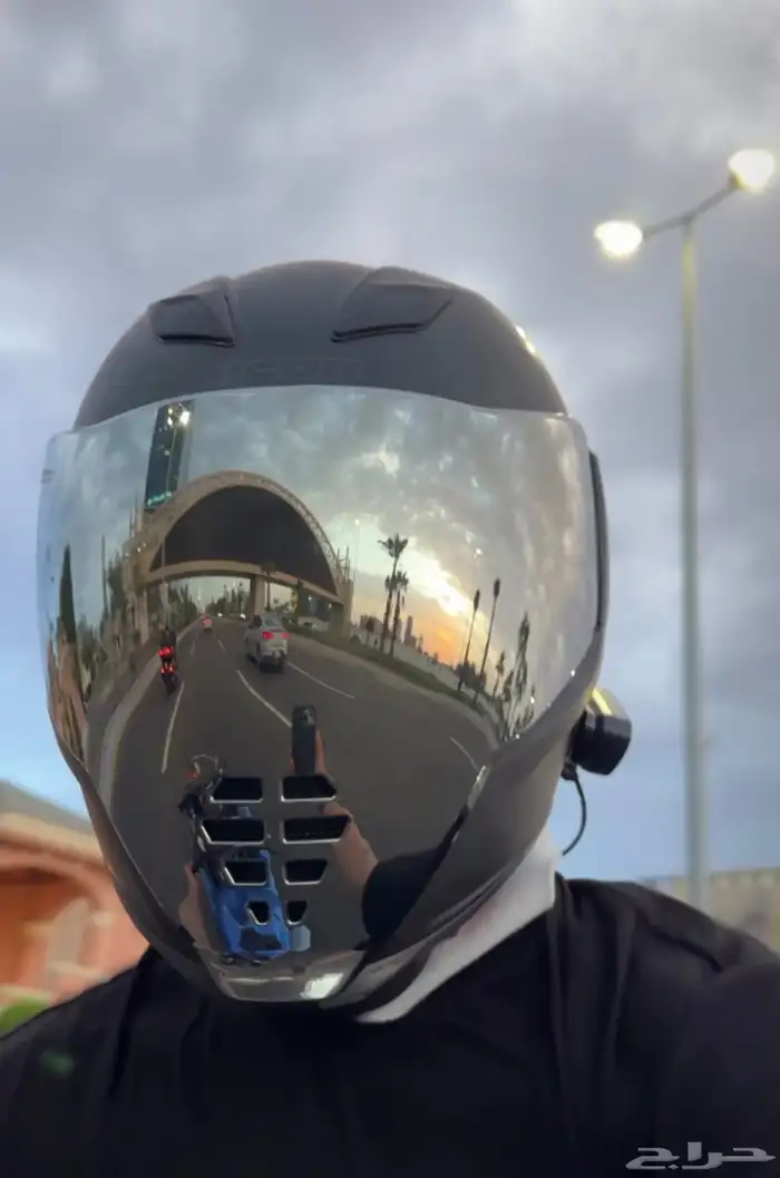 قزازة خوذة ايكون متوفر لونين اسود وفضي 1