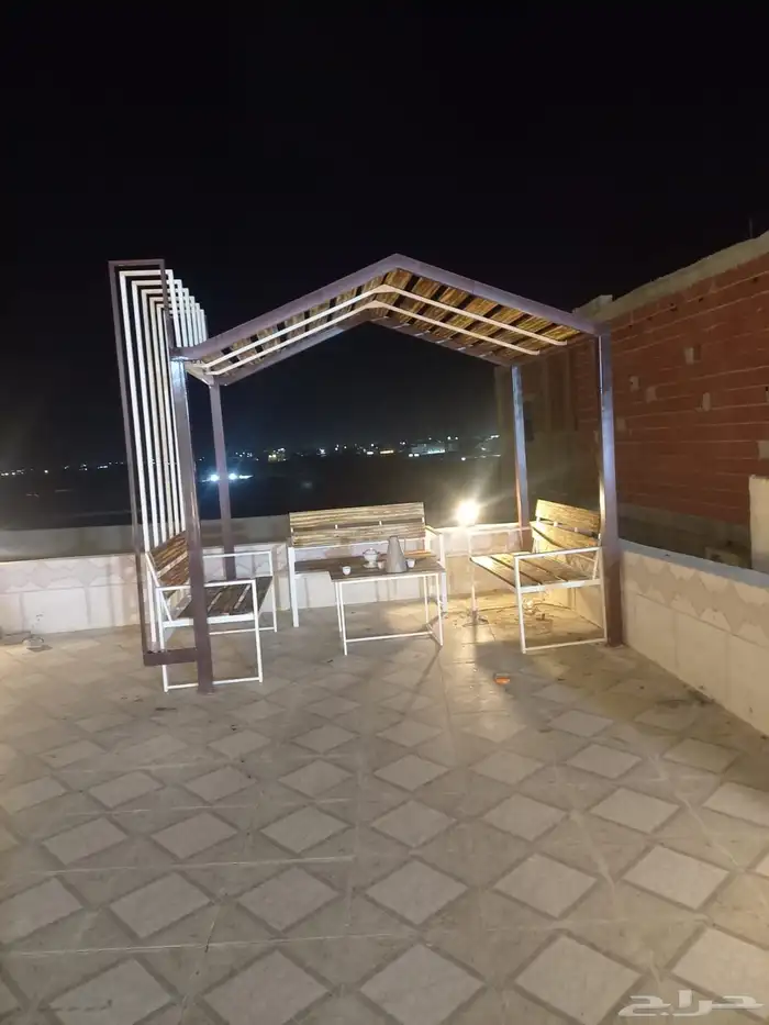 مظلة هرامية متحركة مع جلسة 1