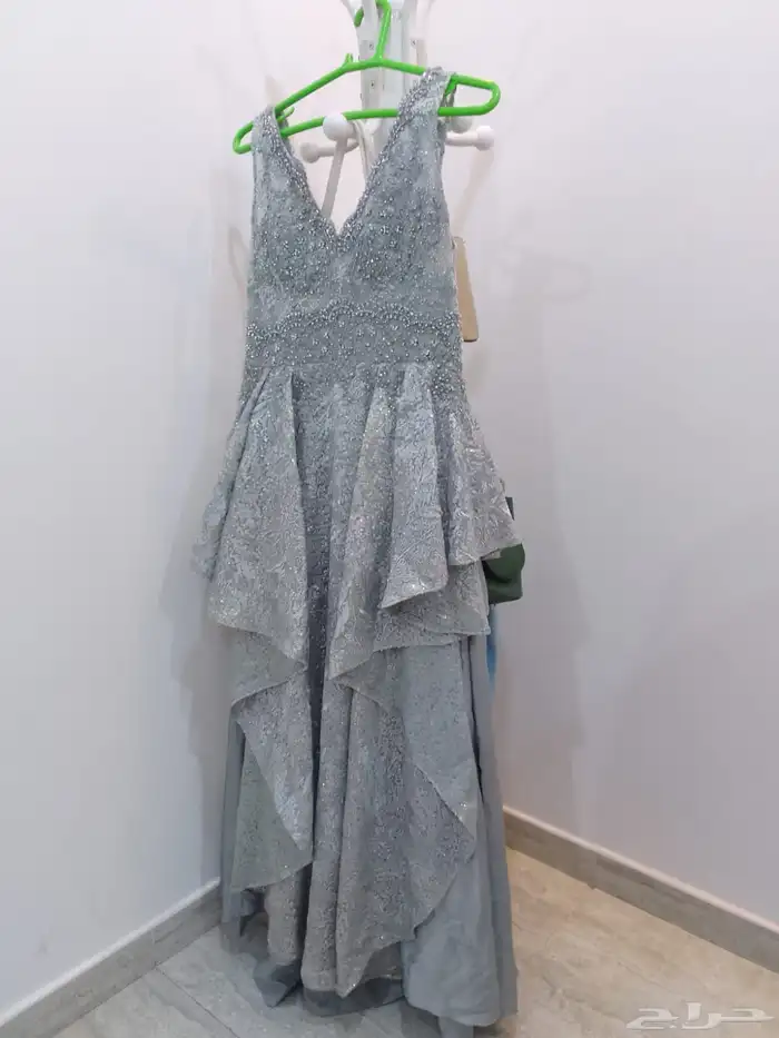 فستان لسهره استعمال مرة ومعه كرته والون رصاصي والرقم 16 0