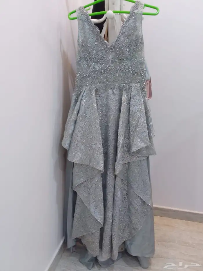 فستان لسهره استعمال مرة ومعه كرته والون رصاصي والرقم 16 1