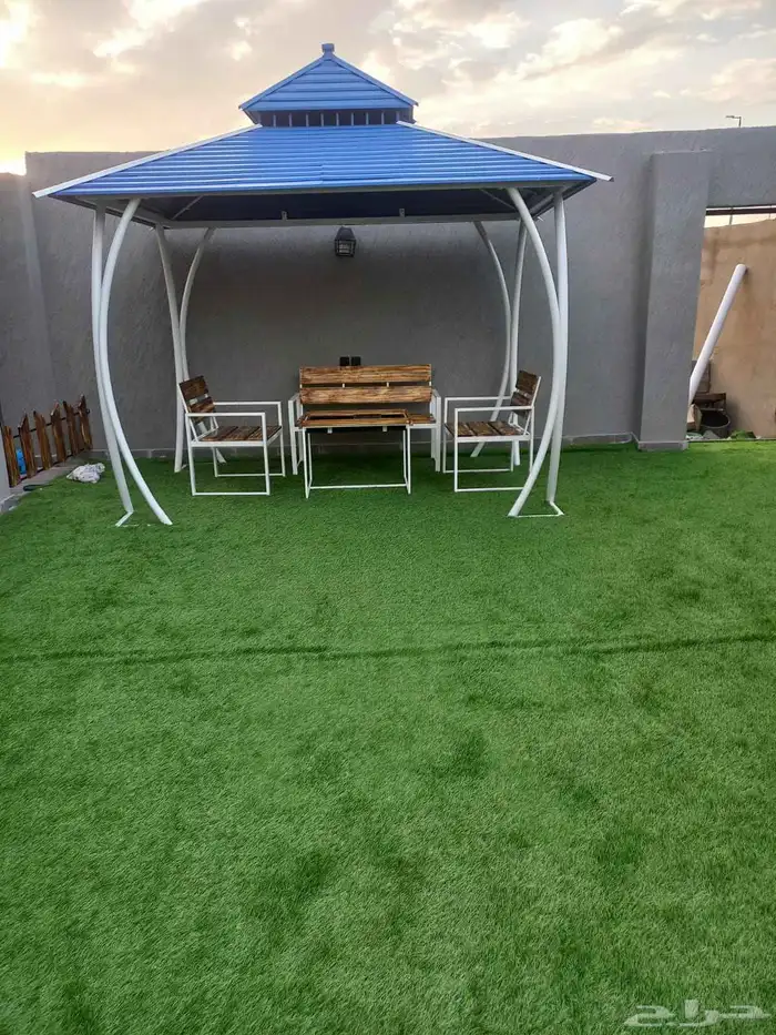 مظلة هرمية متحركة مع كراسي وطاولة 0