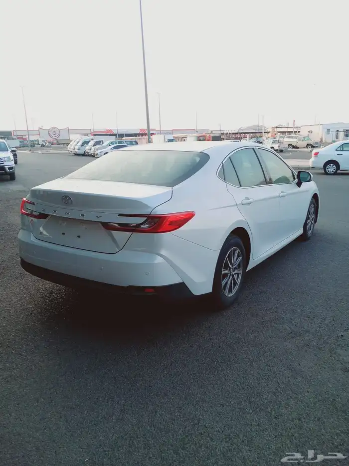 تويوتا كامري E استاندرد 2025 أبيض 6