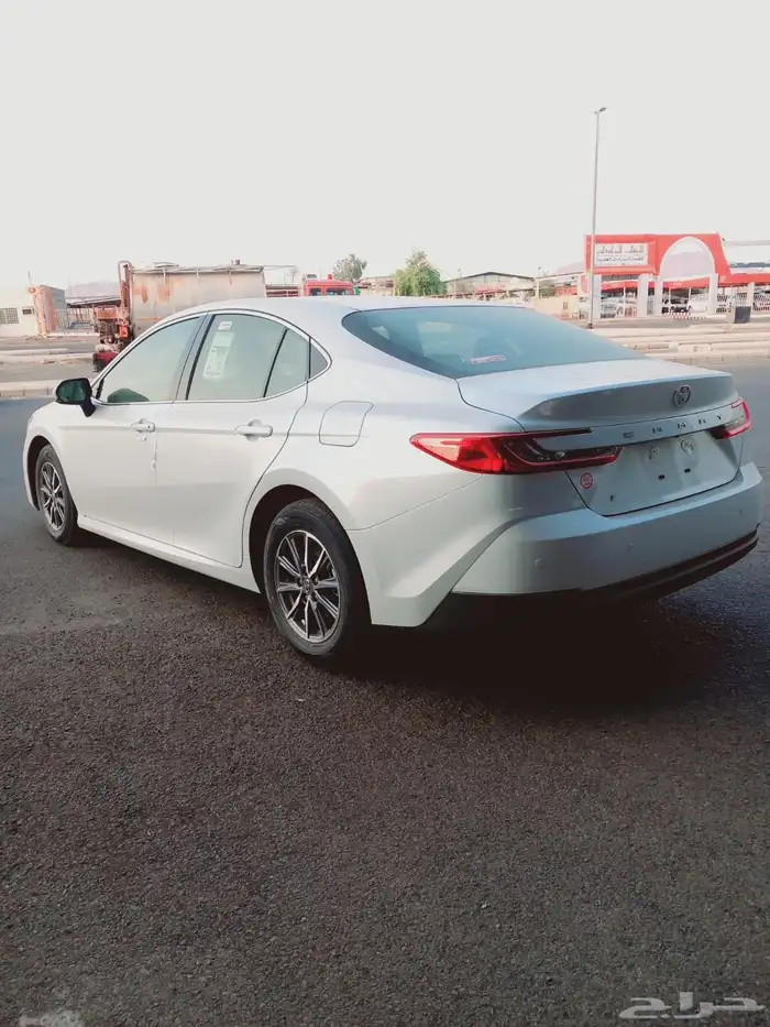 تويوتا كامري E استاندرد 2025 أبيض 5