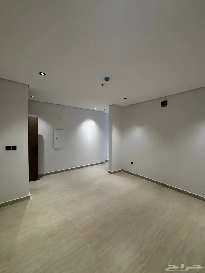 شقة فاخره مقابل البحر للبيع مساحة 156 8