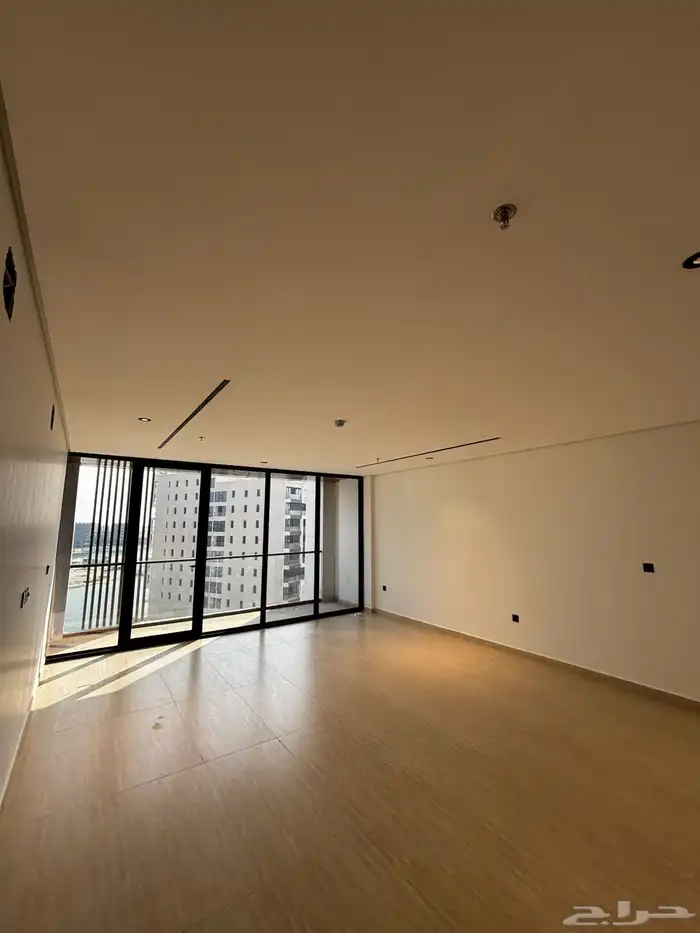 شقة فاخره مقابل البحر للبيع مساحة 156 3