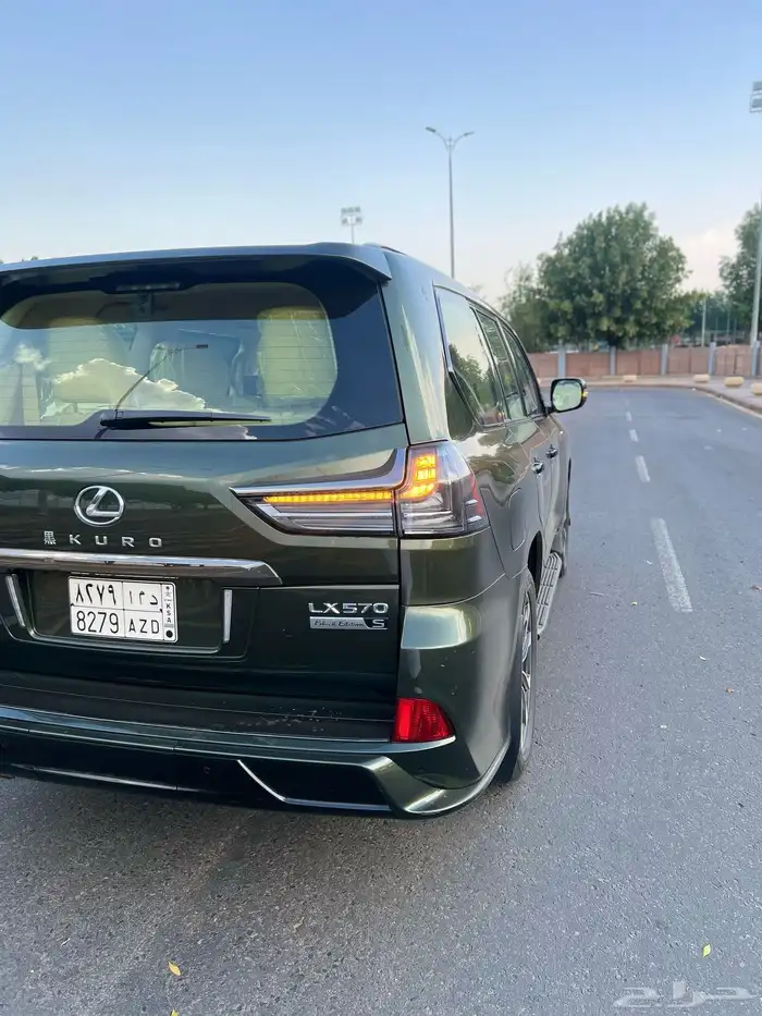 لكزس بلاك اديشن 2021 8