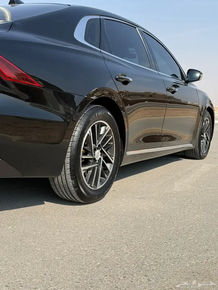 هيونداي ازيرا لون اسود داخلي أسوده ممشى قليل محركات بلد 10