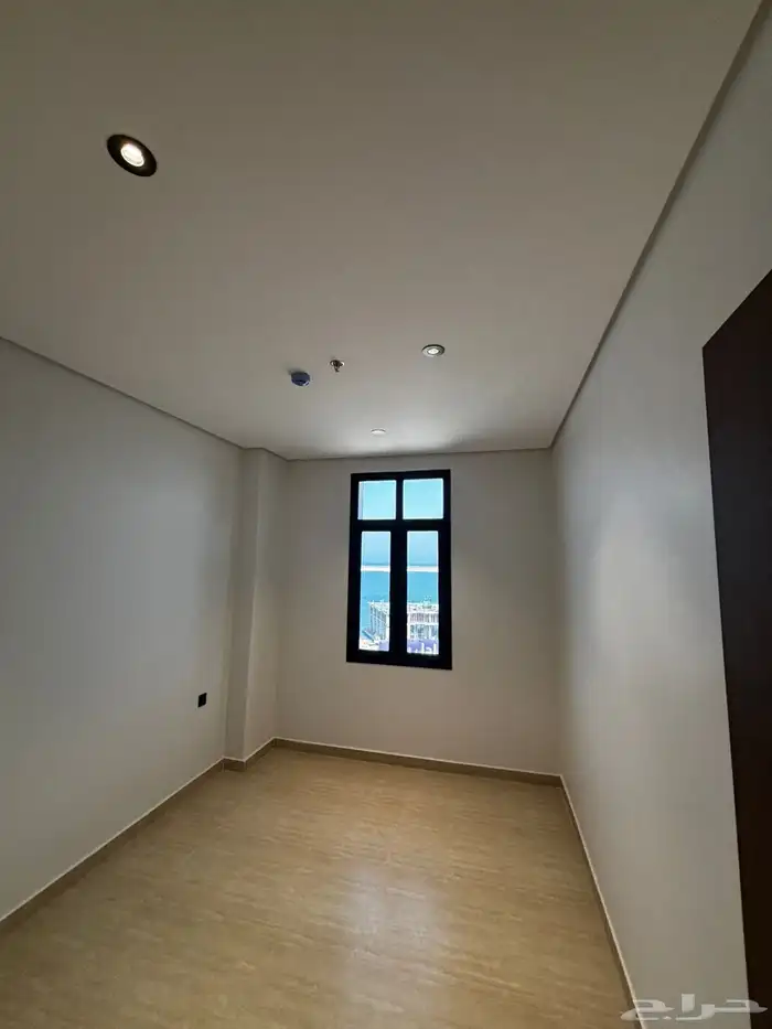 شقة فاخره مقابل البحر للبيع مساحة 156 7