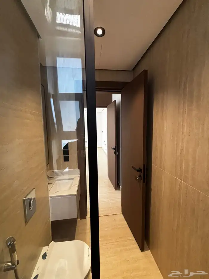 شقة فاخره مقابل البحر للبيع مساحة 156 1