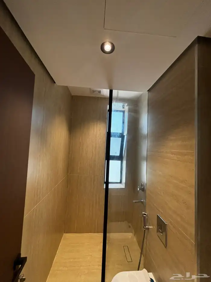 شقة فاخره مقابل البحر للبيع مساحة 156 9