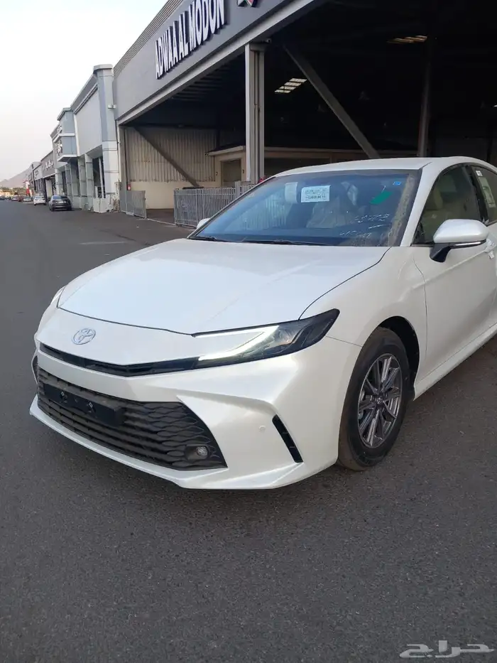 تويوتا كامري E استاندرد 2025 أبيض 3