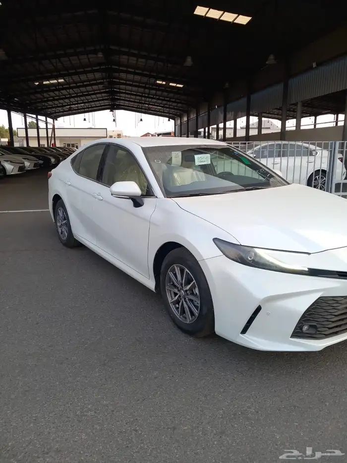 تويوتا كامري E استاندرد 2025 أبيض 2