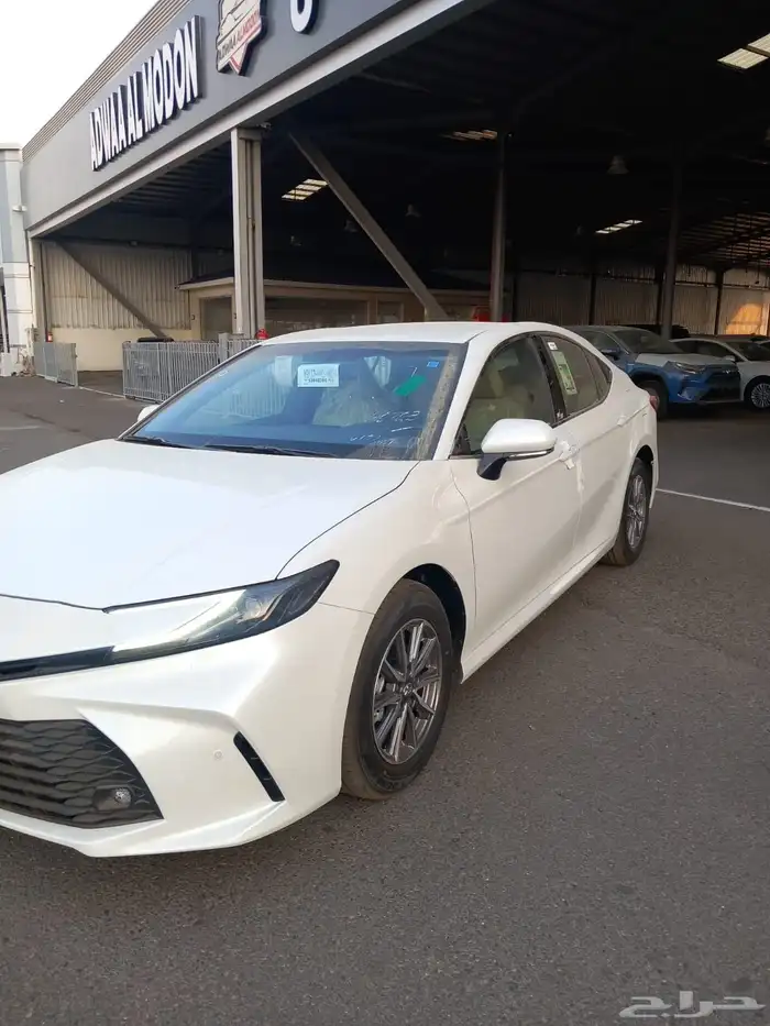 تويوتا كامري E استاندرد 2025 أبيض 1