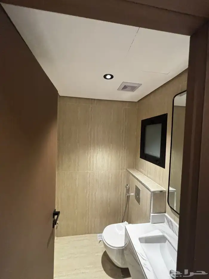 شقة فاخره مقابل البحر للبيع مساحة 156 2