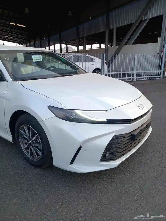 تويوتا كامري E استاندرد 2025 أبيض 4