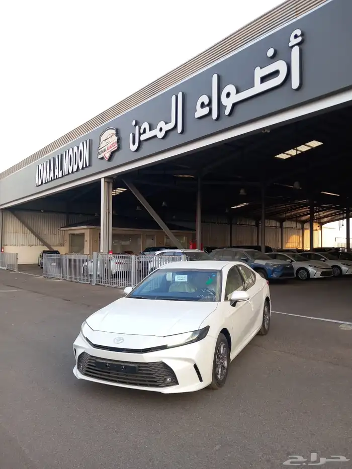 تويوتا كامري E استاندرد 2025 أبيض 0