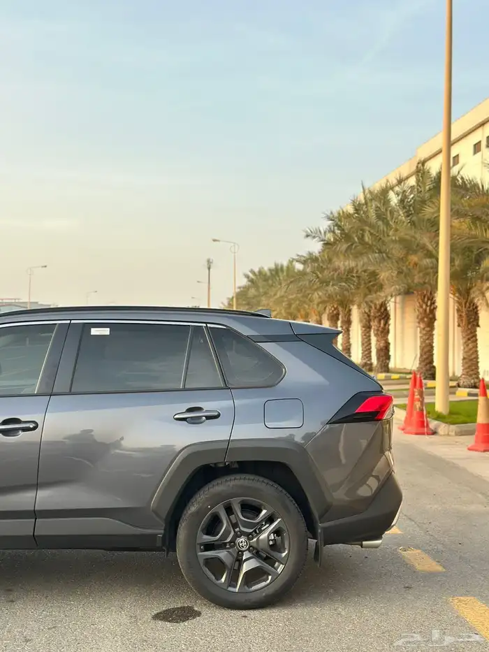 تويوتا راف فور ادفنشر 2024 شبه جديد بنزين 6