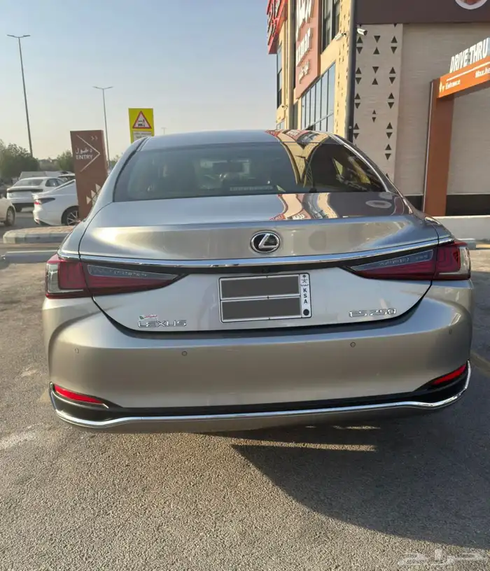 لكزس ES250 عبداللطيف جميل سعودي 5