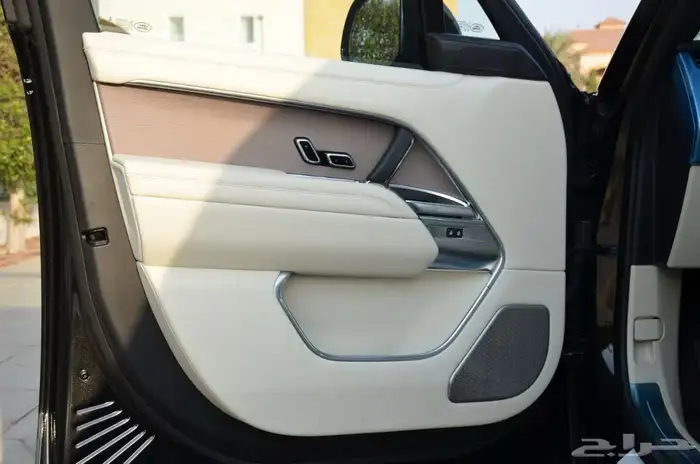 رنج روفر 2025 10