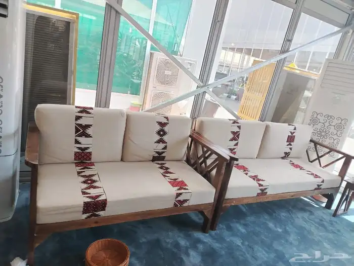 كراسي وكنب وحمامات متنقله بتصميم فاخر. خيام اربي 7