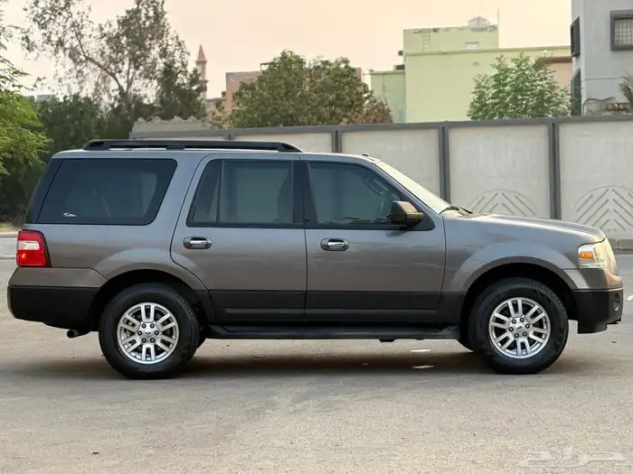 اكسبديشن 2012 نظيف جدا ماشي 130 فقط 8