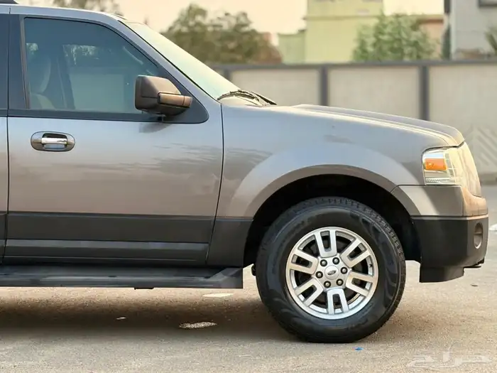 اكسبديشن 2012 نظيف جدا ماشي 130 فقط 9