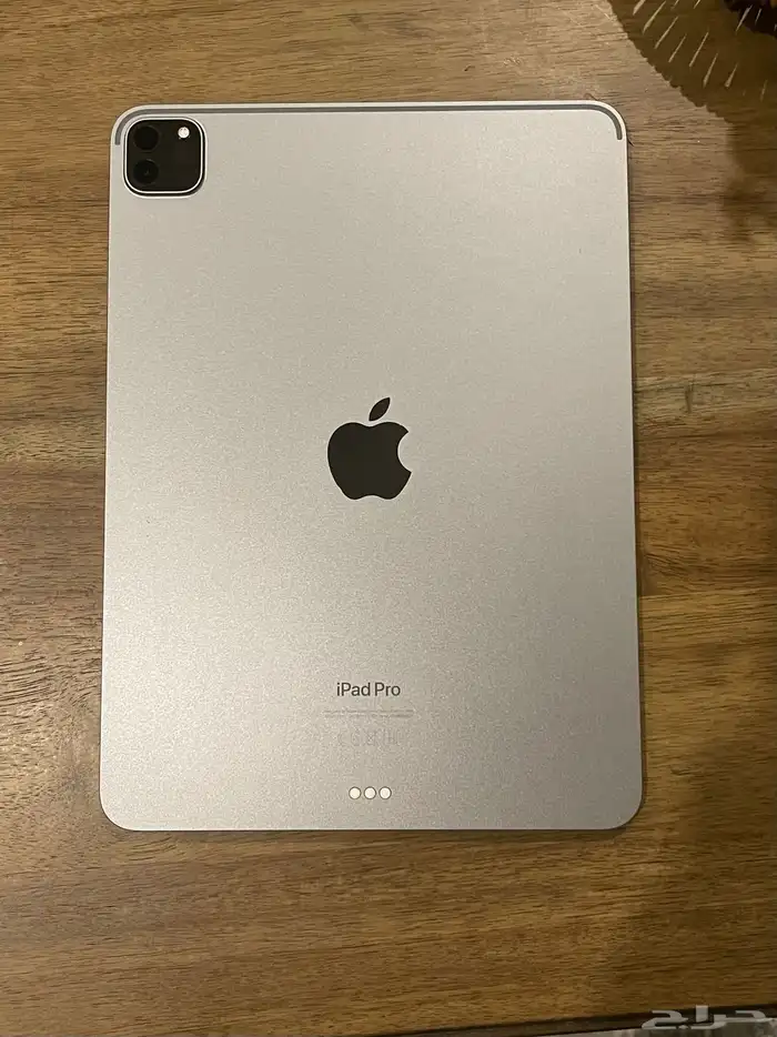 ايباد برو m2 مع شاحنه الاصلي 2