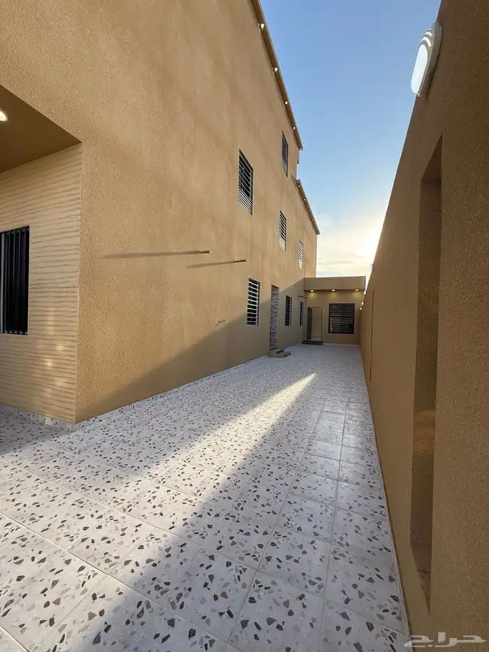 للبيع ارواف علويه بملحق وشقق ارضيه بغرفه مشب ابها حي الزهور 4