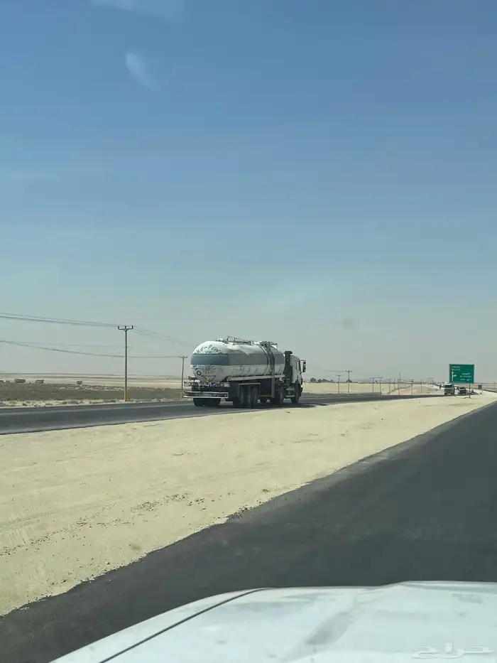 للبيع معدات صندوق قلاب 20 متر وتانكي ماء حلو 1