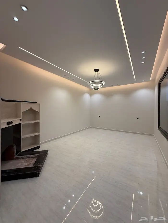 للبيع ارواف علويه بملحق وشقق ارضيه بغرفه مشب ابها حي الزهور 43