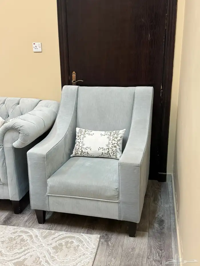 قطعتين كنب مع جلسة منفرده وزولية للبيع 1