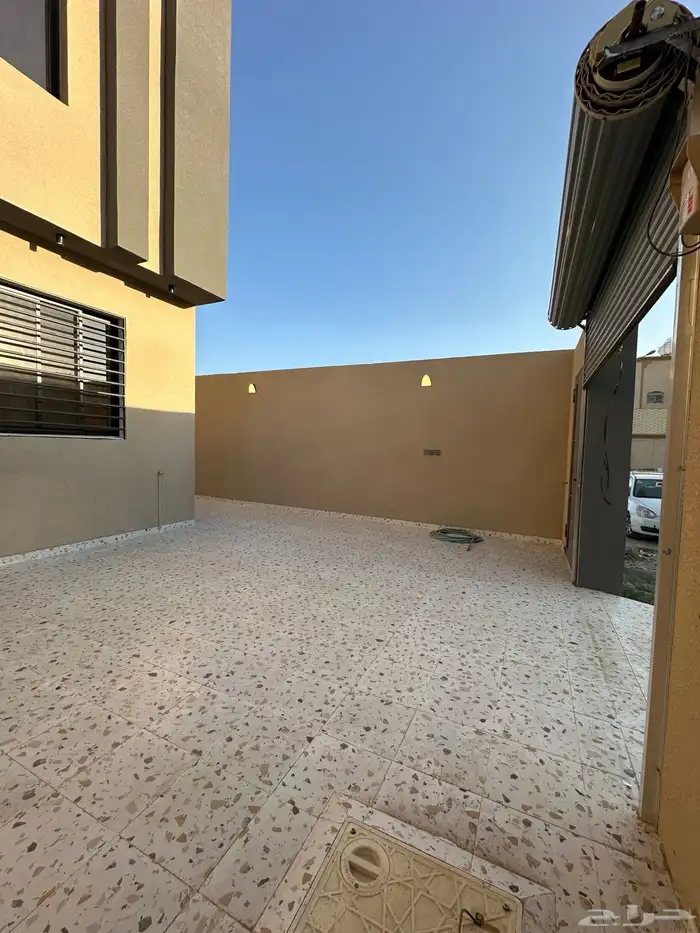 للبيع شقق ارضيه خميس مشيط مداخل سياره مستقله والسعر 550 الف 1