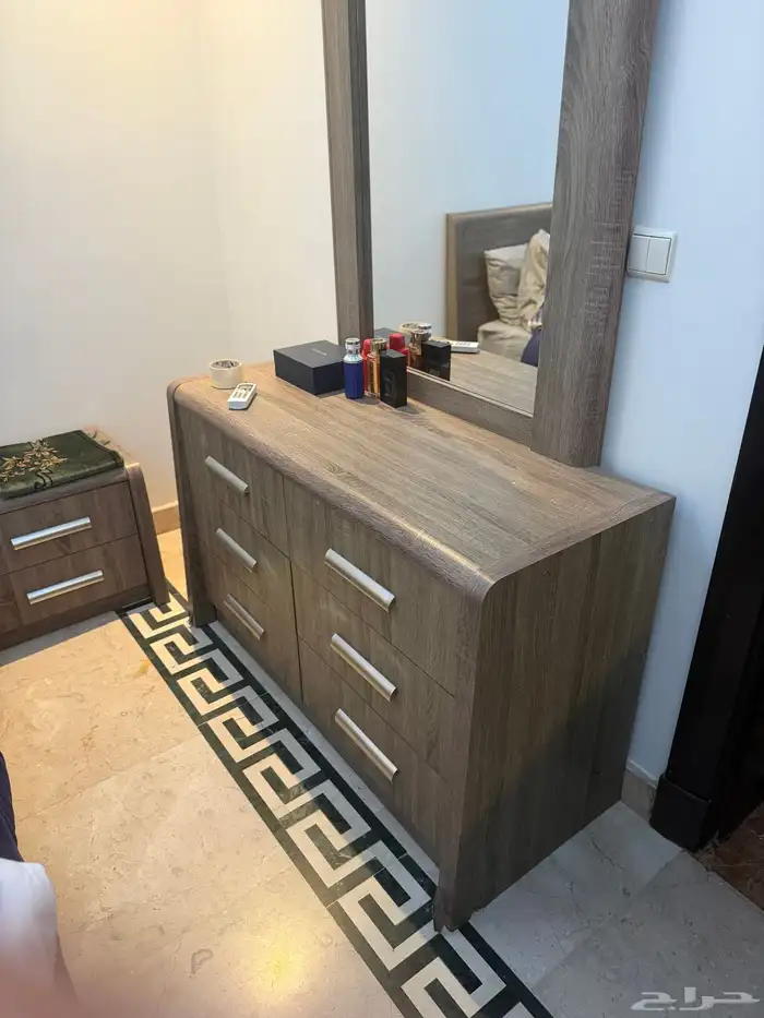 غرفة نوم مع المكتب 0