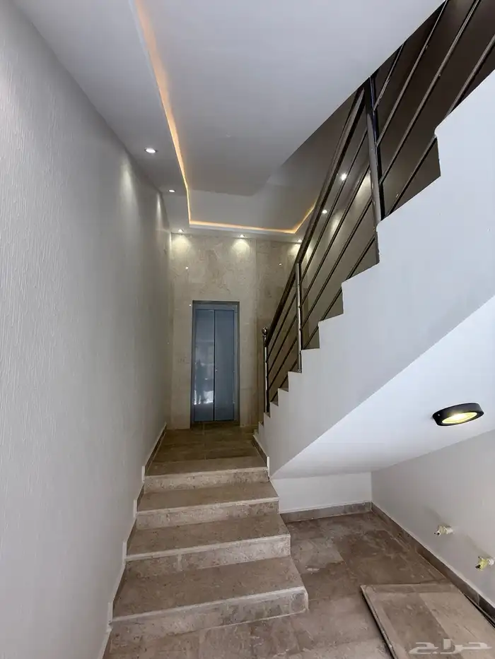 للبيع شقق علويه بمصعد جاهز وسطح خاص بحي الضيافه 1