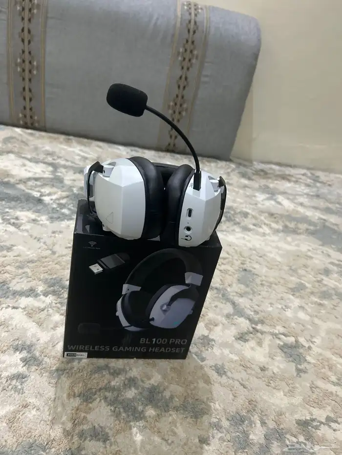 السماعه بلوتوث نضيفه بس بها عيب واحد انها تعلق ب اليد احيان 0