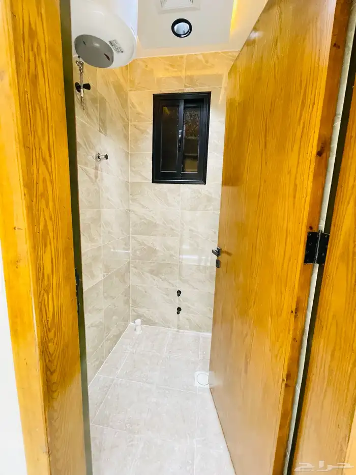 للبيع شقق تمليك علوي مع سطح موقع متميز جدا وسط الخدمات 9