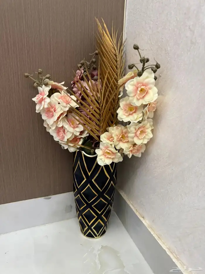 مزهريه مع الورد حجمها كبير تقريبا  50 2