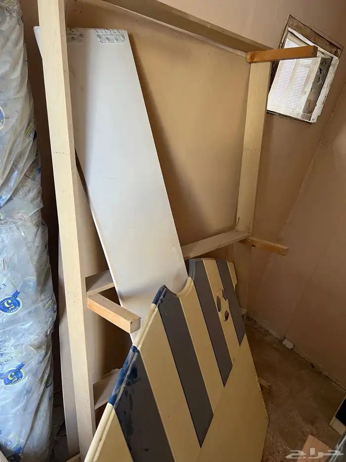 سرير خشب للبيع مع طاولة 2