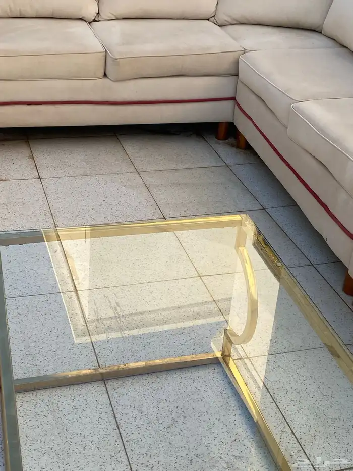 كنب اربعة في ستة كامل وطاولة وخداديات للبيع 1