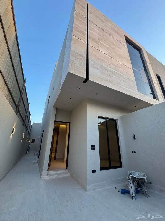 للبيع تاون هاوس ودور ارضي بحي المنار 6