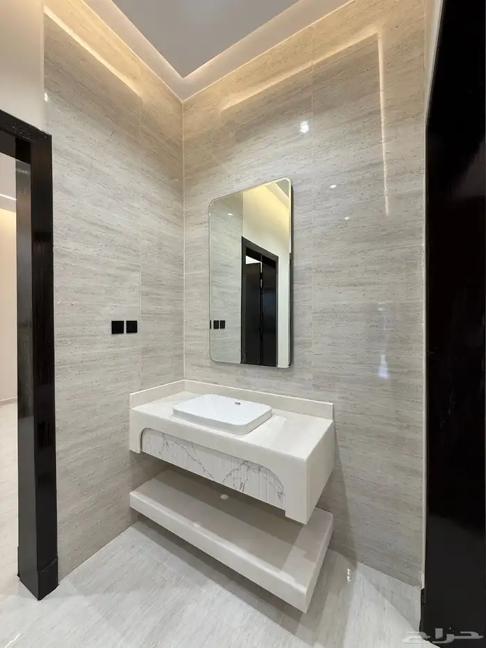 للبيع ارواف علويه بملحق وشقق ارضيه بغرفه مشب ابها حي الزهور 17