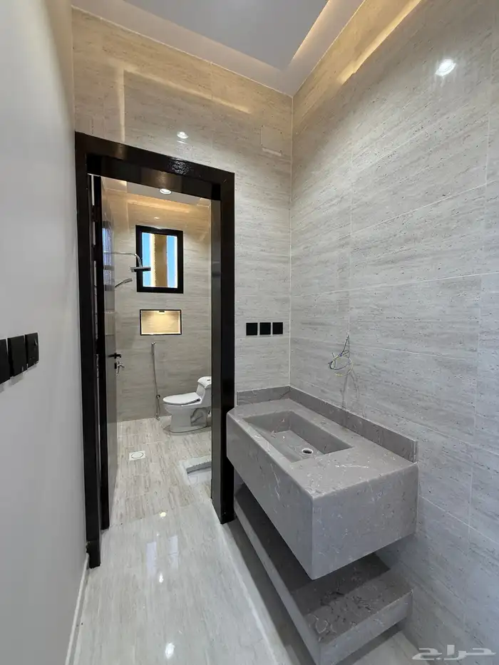 للبيع ارواف علويه بملحق وشقق ارضيه بغرفه مشب ابها حي الزهور 41