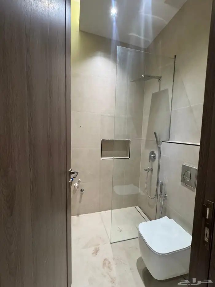 للبيع تاون هاوس ودور ارضي بحي المنار 5