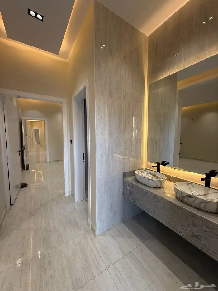 للبيع دور أرضي بحوش تصميم فخم وسعر عادل قرب باحص وضمك 5