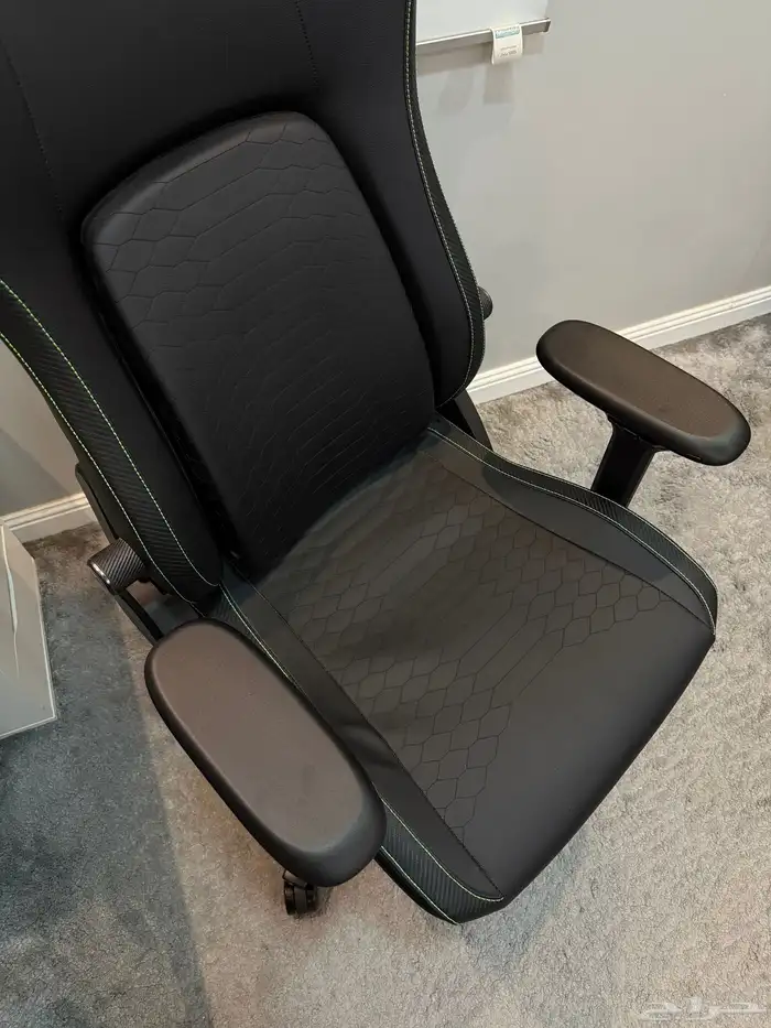 كرسي قيمينق من ريزر 6