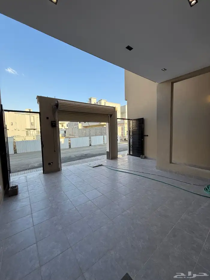 للبيع دور أرضي بحوش تصميم فخم وسعر عادل قرب باحص وضمك 3