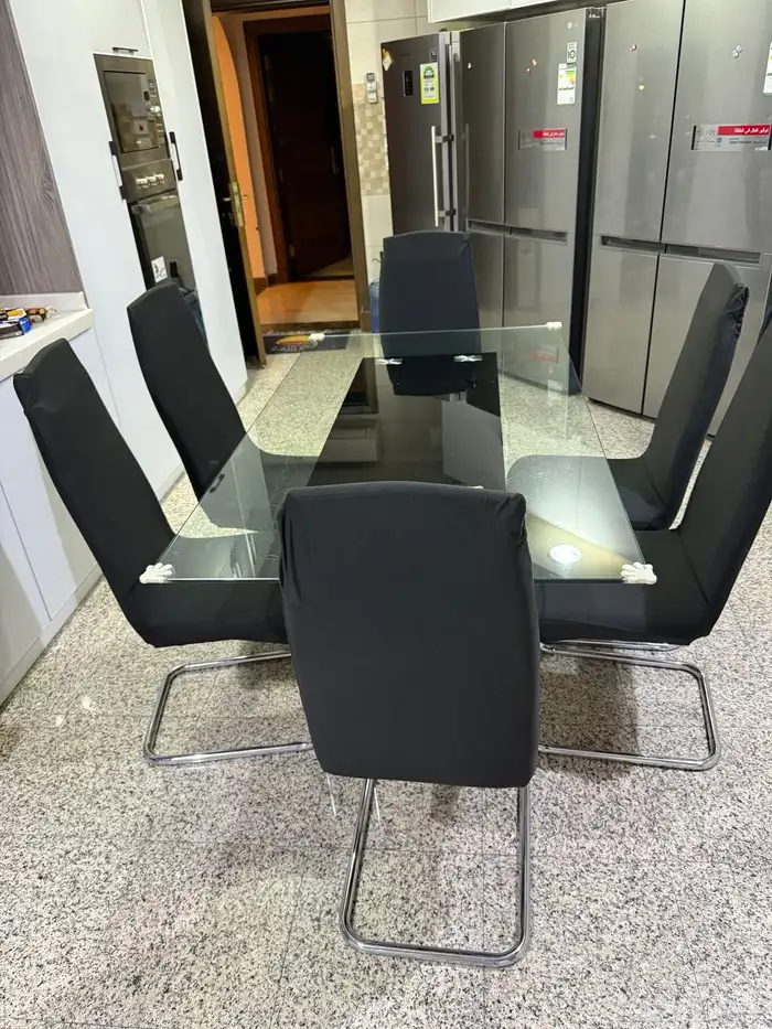 طاولة طعام 6كراسي من هوم سنتر مع غيارين لبس للكراسي نضيفة 2