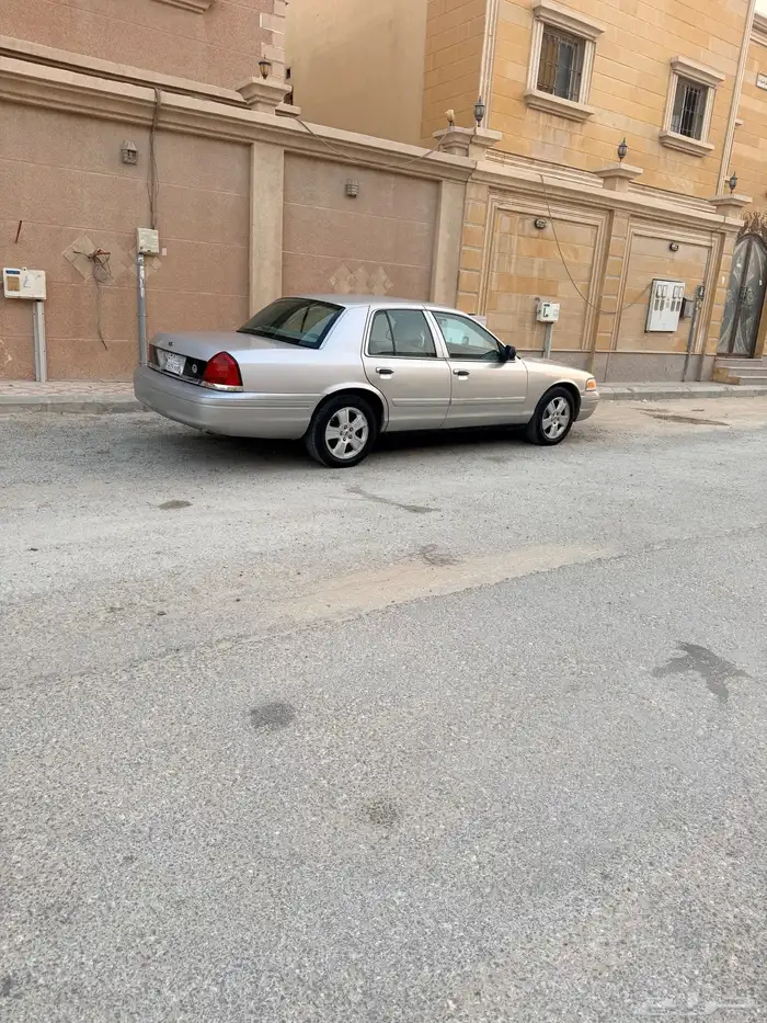 فورد كراون فكتوريا 2011 4